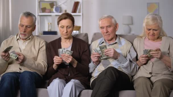 Slechte leeftijd paren tellen dollars thuis, gebrek aan geld, sociale onzekerheid — Stockvideo