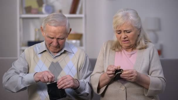 Äldre par som visar tomma plånböcker, brist på pengar, sociala och livsproblem — Stockvideo