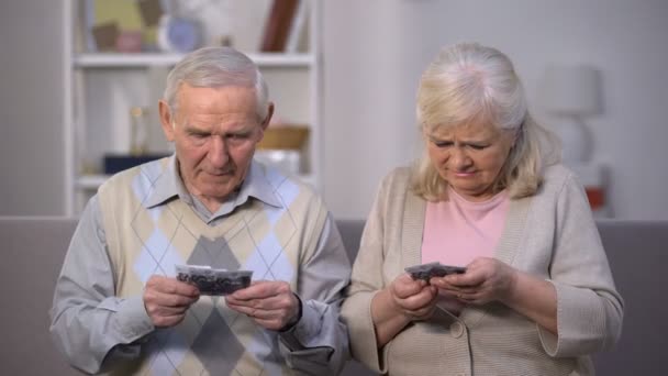 Last Senior couple die eurobankbiljetten vasthoudt en lijdt aan armoedeproblemen — Stockvideo
