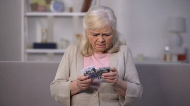 Sad yaşlı kadın Euro hesaplamak, mali zorluklar, sosyal güvensizlik
