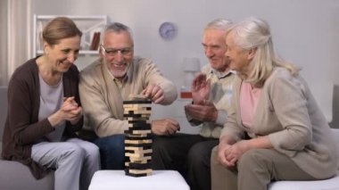 Kadın kırık kule yanlış rakam alarak, mutlu olgun insanlar masa oyunu oynuyor