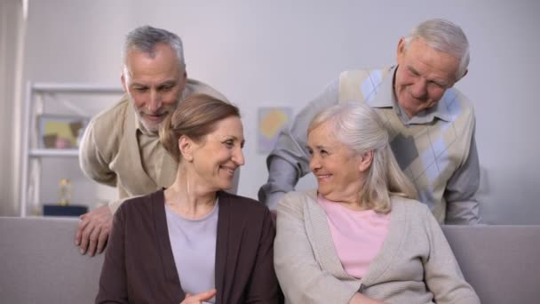 Gamla män som presenterar klasar av tulpaner till älskade damer, internationella kvinnodagen — Stockvideo