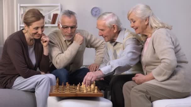 Starší přátelé hrají šachy doma, volný čas v dobré firmě, společně — Stock video