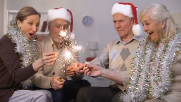 Persone mature che accendono scintille, amici che celebrano il nuovo anno e il Natale — Video Stock