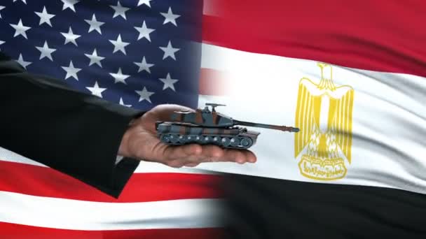 USA és Egyiptom tisztviselők cseréje tartály pénzért, zászló háttérrel, védelmi foglalkozik — Stock videók