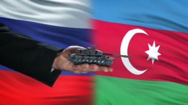 Rusya ve Azerbaycanlı yetkililer para ve bayrak arka planı için tank alışverişinde bulunuyor