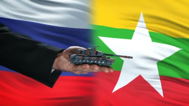 Rússia e Myanmar funcionários trocando tanque por dinheiro, fundo da bandeira, exército — Vídeo de Stock