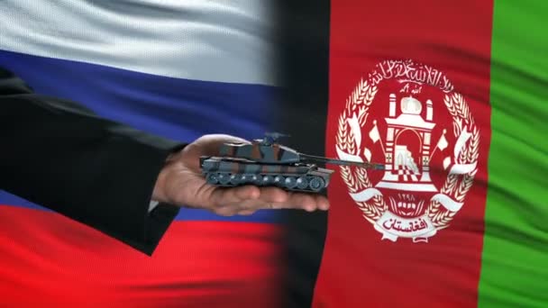 Russia e Afghanistan funzionari cambio serbatoio per soldi, sfondo bandiera — Video Stock