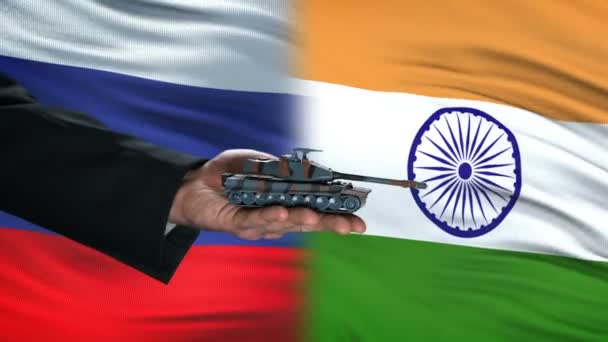 Russia e India funzionari che scambiano carro armato per soldi, protezione dello sfondo della bandiera — Video Stock