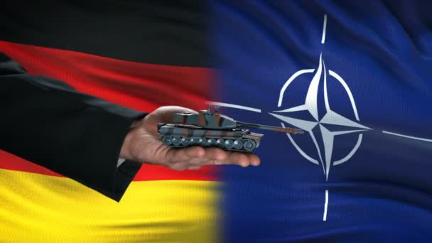 比利时布鲁塞尔 - Circa 2019年6月：德国和北约官员用坦克换钱，武器贸易旗帜背景 — 图库视频影像