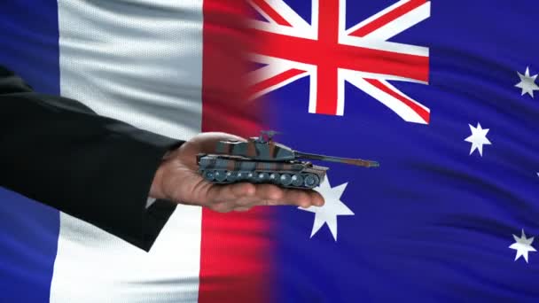 Francia y Australia funcionarios que intercambian dinero del tanque, fondo de la bandera, apoyo — Vídeos de Stock