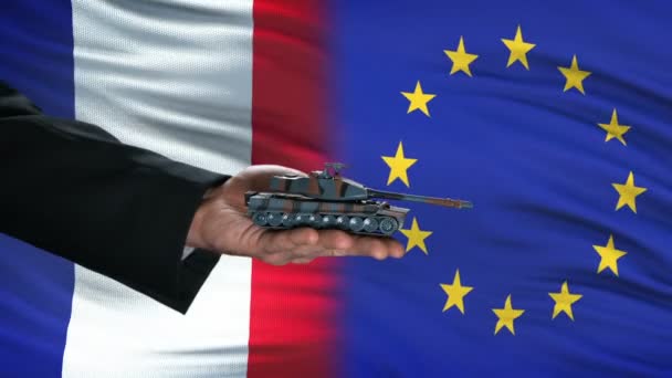 Francia y los funcionarios de la UE intercambian tanque por dinero, bandera de fondo pacto militar — Vídeos de Stock