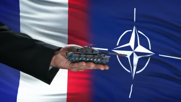 Brusel, Belgie-circa červen 2019: Francie a představitelé NATO si vyměňovali tank za peníze, vlajková pozadí, obchod — Stock video