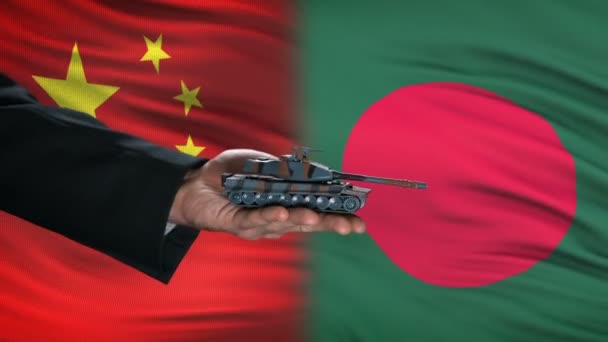 Китай и Бангладеш чиновники обменивают танк на деньги, флаг фон, сделку — стоковое видео