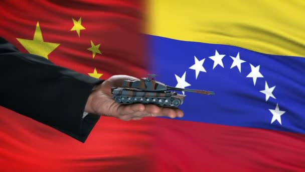 Cina e Venezuela funzionari scambio di denaro serbatoio, sfondo bandiera, strategia — Video Stock