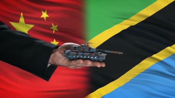 Ambtenaren van China en Tanzania wisselen tank geld, vlag achtergrond, partnerschap — Stockvideo