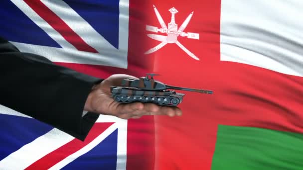 Wielkiej Brytanii i Oman urzędników wymiany zbiornika na pieniądze, flaga tło armii — Wideo stockowe