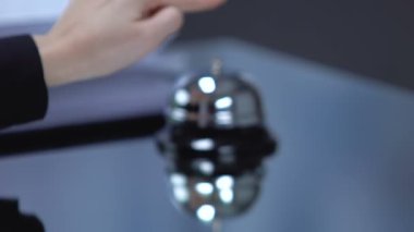 Resepsiyon un yanında yönetici bekleyen sinirli kadın, yavaş servis