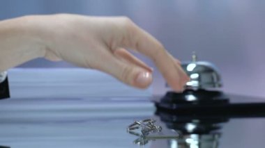 Anahtarlık üzerine ayrılmış kelime, resepsiyonda anahtar alan kadın, otel hizmeti