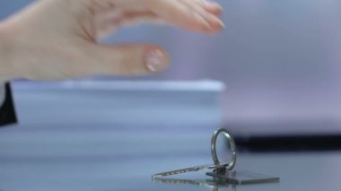 Anahtarlık ta boş kelime, resepsiyonda anahtar alan kadın, ücretsiz otel odası