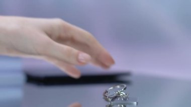 Anahtarlık oda kelime, resepsiyonda anahtar alan kadın, vip daire