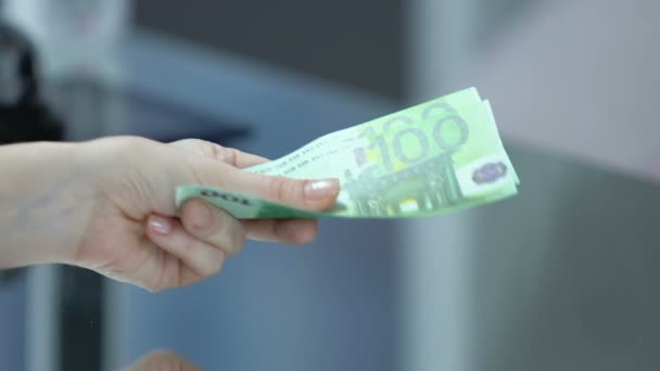 Feminino dando notas de euro para administrador e tendo chave de apartamento, horeca — Vídeo de Stock