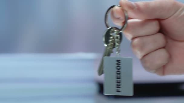 Liberté mot sur porte-clés, femme prenant la clé, protection des droits des femmes, choix — Video