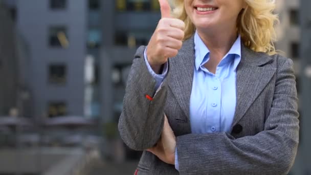 Взрослая деловая леди показывает большие пальцы вверх, рекомендуя курсы личностного развития — стоковое видео