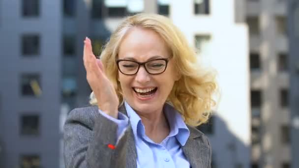 Upphetsad Business Lady utför vinnare Dans, firar framgångsrika Startup — Stockvideo