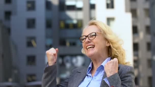 Emocionado mujer de negocios gesto Sí, concepto de confianza en sí mismo, ganador en la vida — Vídeo de stock