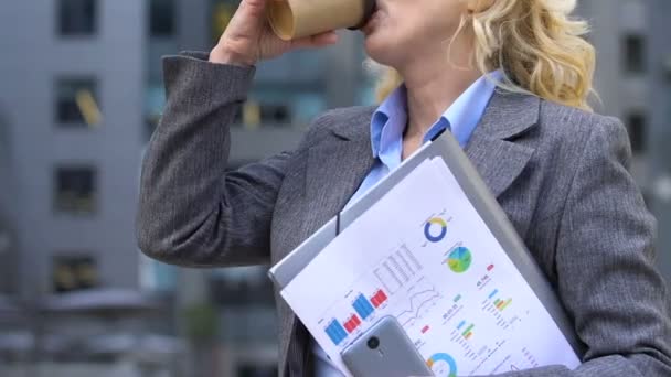 Businesslady dricka kaffe innan arbete, morgon ritual energi Boost närbild — Stockvideo