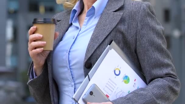 Donna d'affari allegra che fa una pausa caffè al lavoro, dipendenza da caffeina, primo piano — Video Stock