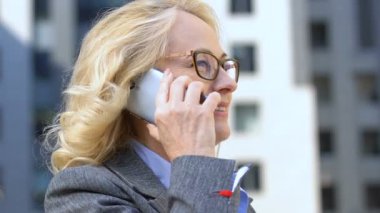 Neşeli kadın resmi cep telefonu konuşuyor, verimli mobil görüşmeler