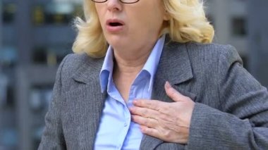 Yaşlı kadın çalışan stresli iş kalp ağrısı, yorgunluk ve aşırı çalışma acı