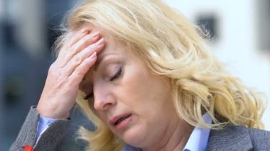 Yorgun kadın baş ağrısı, yaşam sorunları, işten çıkarma endişesi