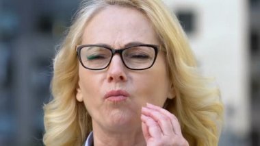 Yaşlı bayan ani diş ağrısı hissediyor, posa iltihabı, diş bakımı gerekliliği