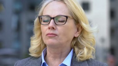 Yaşlı iş kadını ani diş ağrısı hissediyor, hamuru iltihabı, diş bakımı