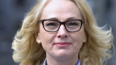 Yaşlı kadın closeup, bakımlı cilt, anti-aging kozmetik gülümseyen yüzü
