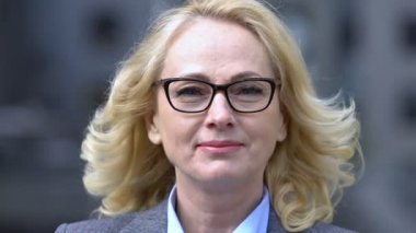 Kameraya gülümseyen güzel yaşlı iş kadını, başarılı kariyeri, güvenli bir yaşam