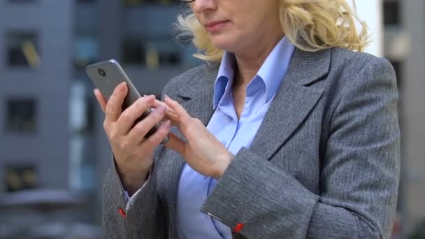 Mujer de negocios regocijo exitosa apuesta en línea en el teléfono celular, aplicación de comercio de acciones — Vídeo de stock