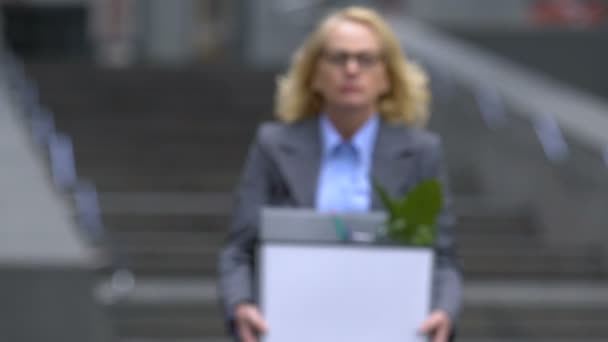 Mujer mayor con caja de cartón renunciando al trabajo, renuncia debido a la edad de jubilación — Vídeo de stock