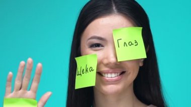 Yapışkan notlar ile Mutlu kadın, Rusça vücut parçaları öğrenme, eğitim