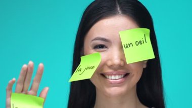 Yapışkan notlar ile Mutlu kadın, Fransızca vücut parçaları öğrenme, eğitim