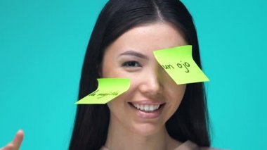 Yapışkan notlar ile Mutlu kadın, İspanyolca vücut parçaları öğrenme, eğitim