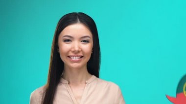 Pretty bayan Portekizce konuşma balonu tutan, yabancı dil kursları, seyahat