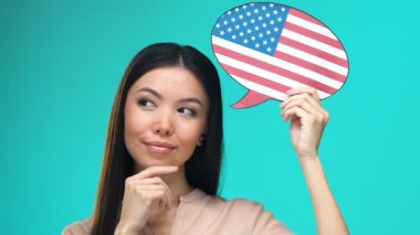 Amerikan konuşma balonu tutan güzel kadın Dreaming, akıcı yabancı dil