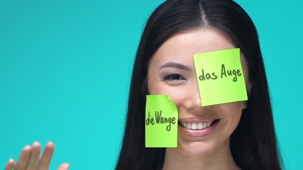 Gelukkige vrouw met Sticky Notes, leren lichaamsdelen in het Duits, onderwijs — Stockvideo