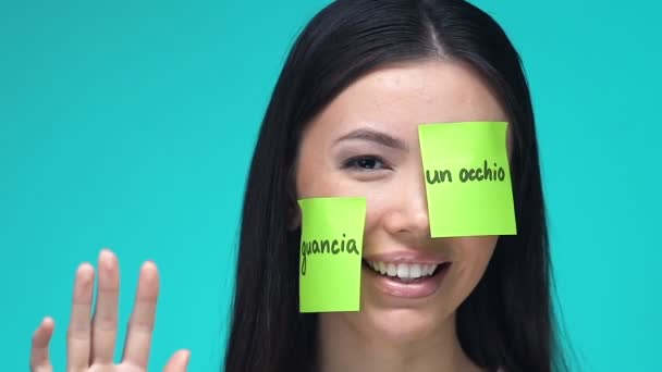 Mujer feliz con notas adhesivas, aprender partes del cuerpo en portugués, educación — Vídeos de Stock