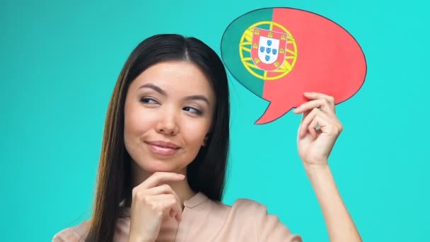 Sonhando feminino segurando língua portuguesa bolha, língua estrangeira fluente — Vídeo de Stock