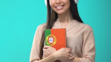 Portekizce kitap online seminer tutan kız öğrenci kulaklıklar, bilgi